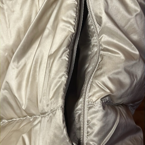 Uniqlo Women Light Down Vest Md Wide Quilted Lightweight tan fall layering warm - Picture 9 of 9